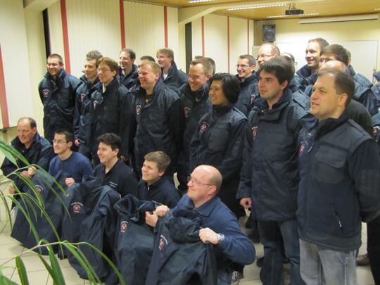 Mannschaftsbild mit neuen Jacken der Freiwilligen Feuerwehr Weiskirchen